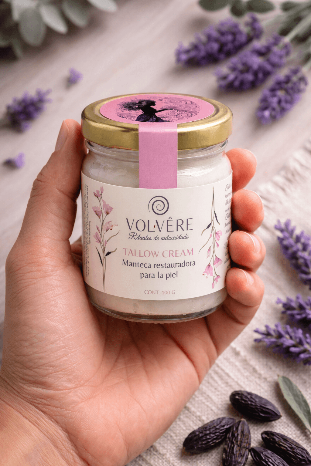 Tallow Cream de Volvêre sostenida en la mano, entre lavanda